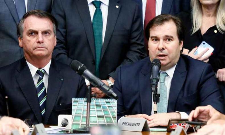 Bolsonaro ao lado do presidente da Cmara, deputado Rodrigo Maia, depois de entregar projeto de lei que altera regras do Cdigo de Trnsito(foto: Luis Macedo/Cmara dos Deputados)