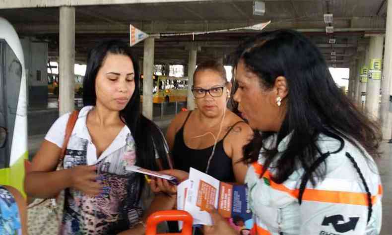Passageiras recebem orientaes na Estao So Gabriel(foto: Paulo Filgueiras/EM/DA Press)