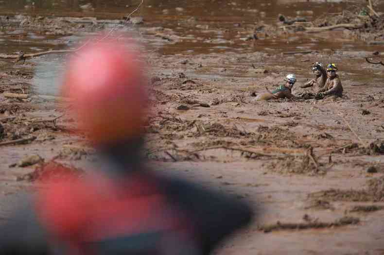 Bombeiros trabalham na lama para resgatar corpo de vítima do desastre de Brumadinho 