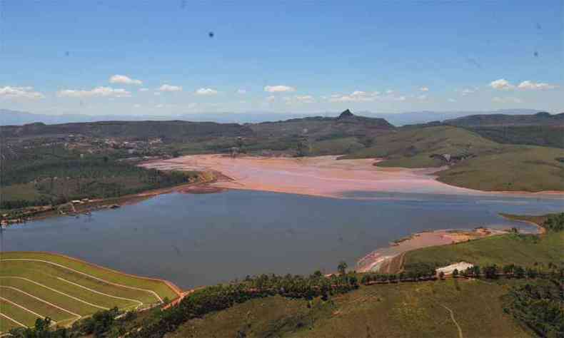Prefeitura de Brumadinho declarou que a Vale ter de retirar 100% do material que vazou de sua barragem, restabelecendo o leito natural da regio(foto: Ramon Lisboa/EM/D.A Press)
