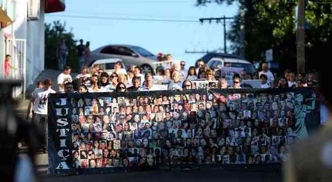 Familiares e amigos prestam homenagens aos jovens que morreram tragicamente na madrugada de 27 de janeiro de 2013(foto: CARLOS MACEDO/Agncia RBS/ESTADAO CONTEDO )