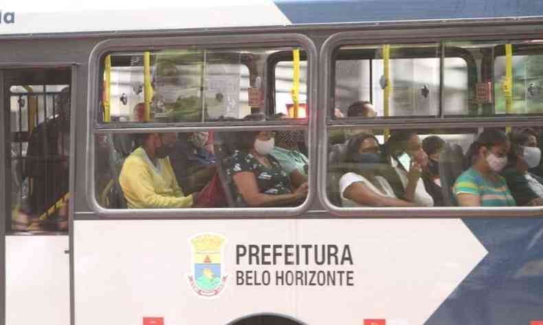 Lotao em nibus do transporte pblico municipal de Belo Horizonte nesta segunda-feira (08/03). Mesmo aps fechamento, nibus de BH permanecem cheios(foto: Edsio Ferreira/EM/D.A Press)