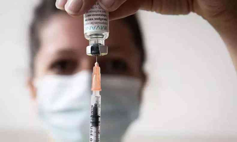 Enfermeira aplicando vacina da varola dos macacos com seringa