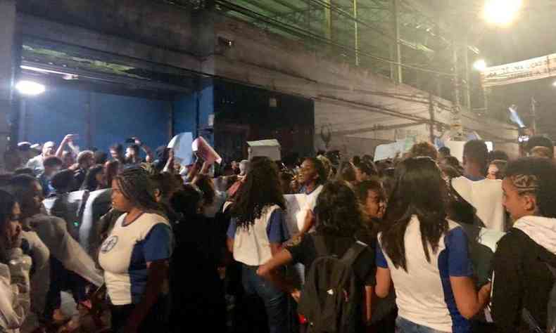 Alunos da Escola Estadual Santos Dumont se aglomeraram em Venda Nova para protestar contra as medidas do governo Zema (foto: Divulgao/Studium Eficaz)