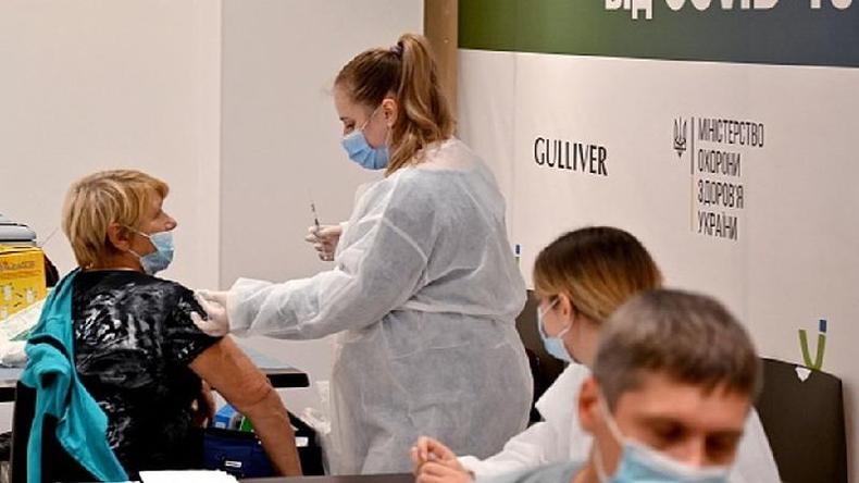 Mulher recebe vacina em Kiev, na Ucrnia