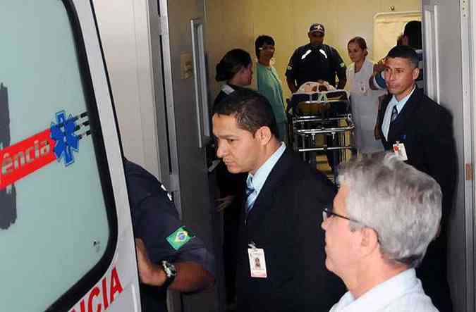 Carolina saiu do hospital em uma maca e foi colocada em uma ambulncia (foto: Paulo Filgueiras/EM/D.A.Press)