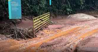 Imagem de um trecho de acesso a Macacos que ficou inundado