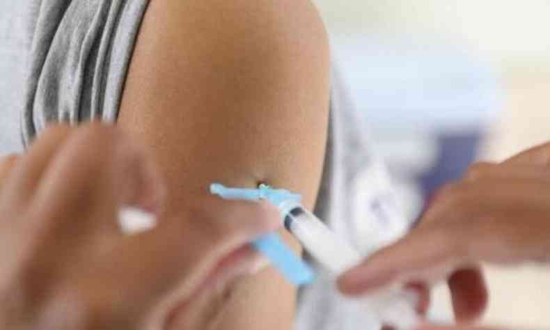 vacina contra covid sendo aplicada no brao
