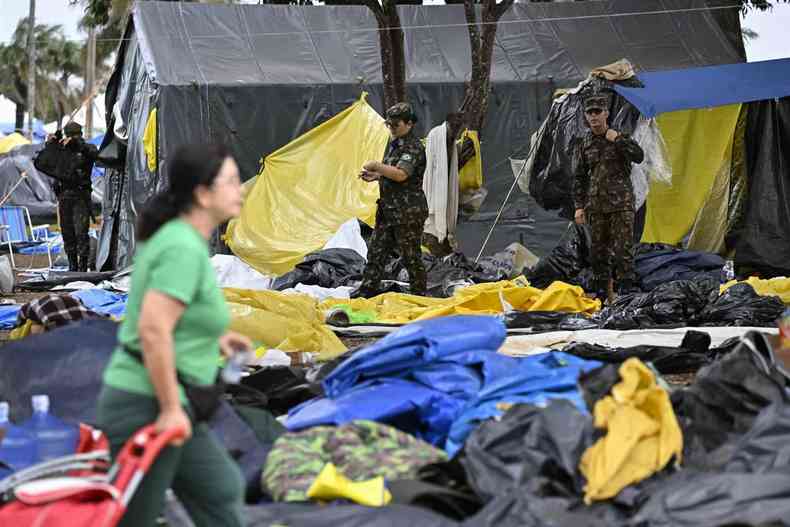 barracas de acampamento bolsonarista em Braslia sendo desmontadas 
