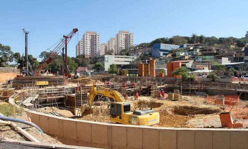 Obra na Avenida Vilarinho é parte do programa para evitar enchentes e inundações na capital, que começa a ser concluído em 2024 (foto: Edésio Ferreira/EM/D.A Press) oioio
