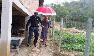 Tita, como a idosa  conhecida, foi com as filhas para Mariana(foto: Paulo Filgueiras DA/Press)
