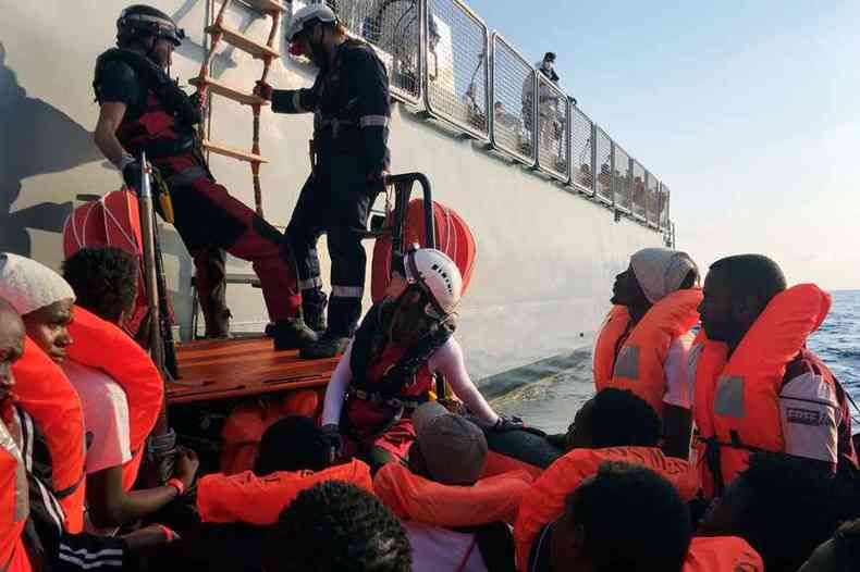Na primeira expedio, no fim de agosto, o Ocean Viking resgatou 356 migrantes, que puderam desembarcar em Malta, regio da Itlia(foto: Anne CHAON/AFP)