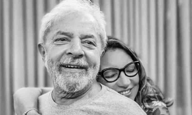 Lula e Janja abraçados e sorrindo