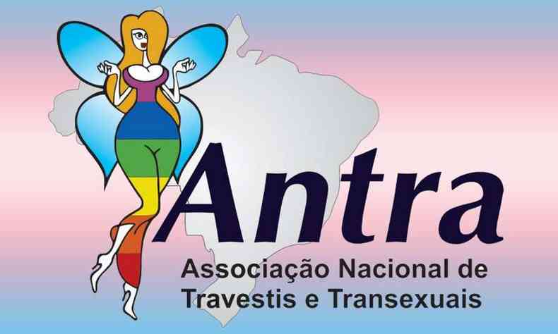 Logo da Antra. O fundo é a bandeira da comunidade trans, em sua frente há a silhueta geográfica do Brasil e uma fada ruiva usando um vestido com as cores do arco-íris (roxo, azul, verde, amarelo, laranja e vermelho) e um salto alto.