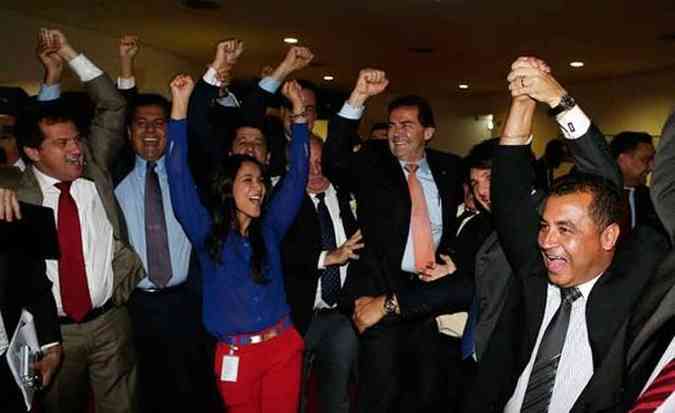 Apoiadores do deputado Paulinho da Fora (C) comemoraram a aprovao do partido pelo Tribunal Superior Eleitoral h duas semanas (foto: Andr Dusek/ Estado Contedo - 24/09/13)