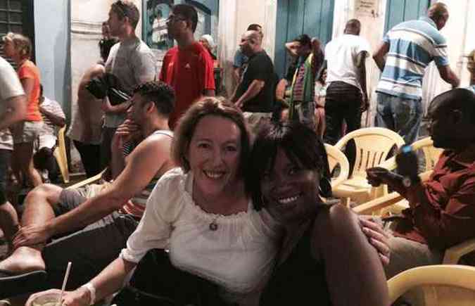 Shelley De Villiers (esquerda) em foto durante jogo da Copa do Mundo assistido nas ruas de Salvador(foto: Reproduo/Facebook)