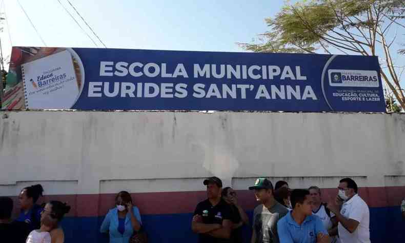 Na foto, fachada da escola municipal