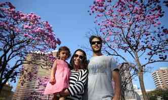 Mrio, Ludmila e a filha, Camila, moram em Joinville (SC) e se encantaram com os ips de Belo Horizonte(foto: Leandro Couri/EM/DA Press)