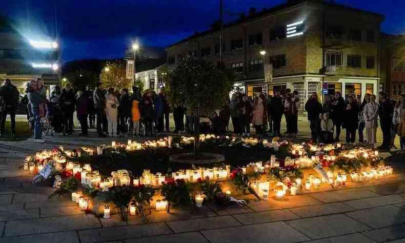 Populao de Kongsberg faz viglia pelas vtimas do ataque que matou cinco pessoas