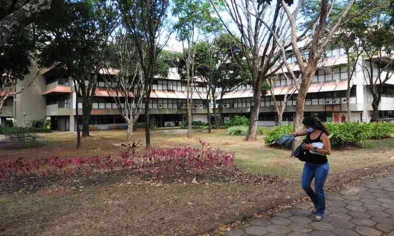 UFMG expulsou alunos por fraude ao sistema de cotas. Na foto, o Instituto de Cincias Biolgicas (ICB) da universidade