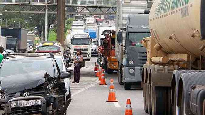 O congestionamento no sentido BH/Vitria ultrapassou os cinco quilmetros(foto: Gladyston Rodrigues/EM/D.A.Press)