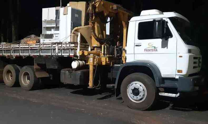 Caminho, de empresa de locao, contratada pelo municpio de Fronteira, estaria sendo utilizado para fazer transporte de mudana para particulares. Foto do dia 10 de agosto deste ano, quando o veculo foi apreendido pela PRF com vrios pertences particulares