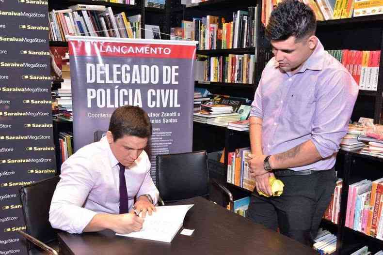 O delegado Thiago Garcia em sesso de autgrafo de seu livro (Foto: Reproduo)