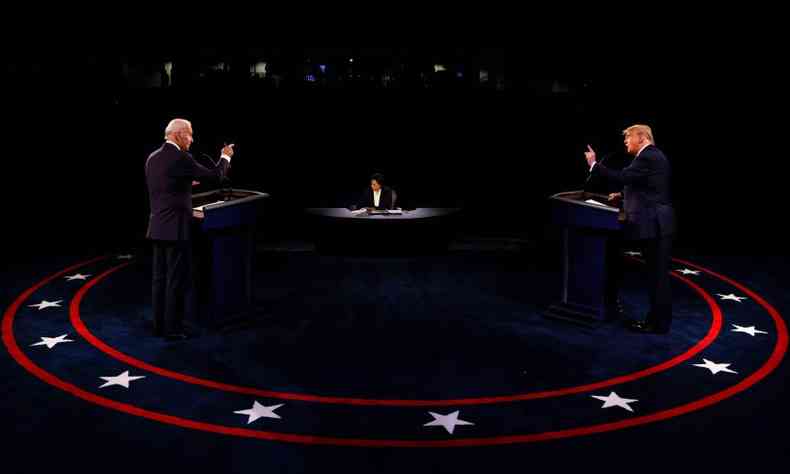Donald Trump e Joe Biden durante debate eleitoral nos Estados Unidos(foto: Jim Bourg/AFP)