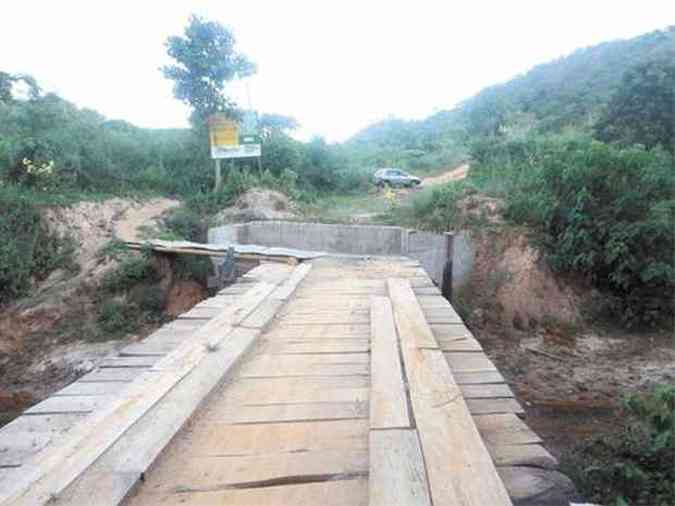 Pontes que existiam antes do incio das obras de reconstruo esto intransitveis, pois muitas foram destrudas ou tiveram o curso desviado para a construo das novas(foto: JC/Divulgao)