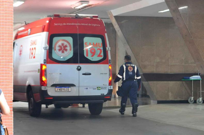 Carro do SAMU estacionado na porta de um hospital de emergncia.