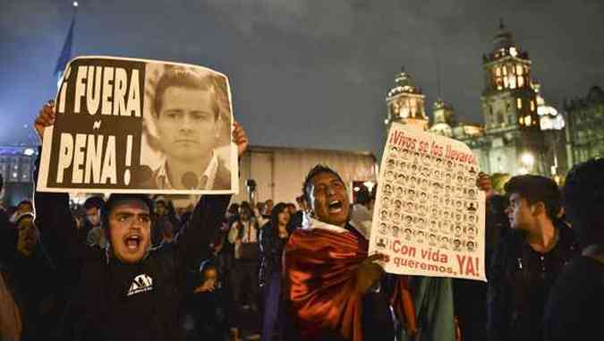 Manifestantes protestam pedindo a sada do presidente mexicano Enrique Pea Nieto(foto: Yuri Cortez/AFP )