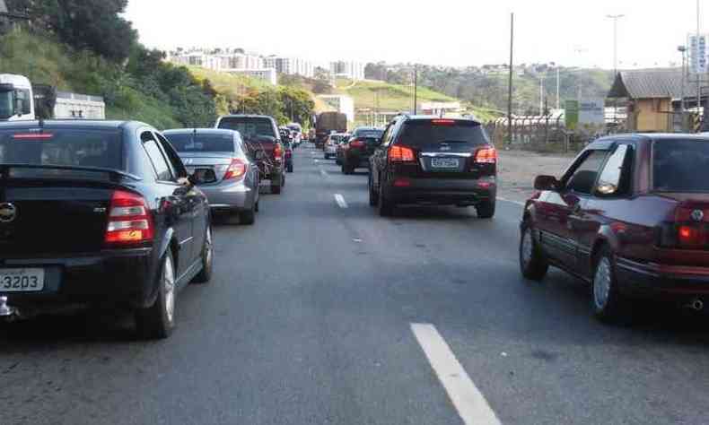 Congestionamento na BR-381 comea no Anel Rodovirio(foto: Paulo Filgueiras/EM/D.A Press)