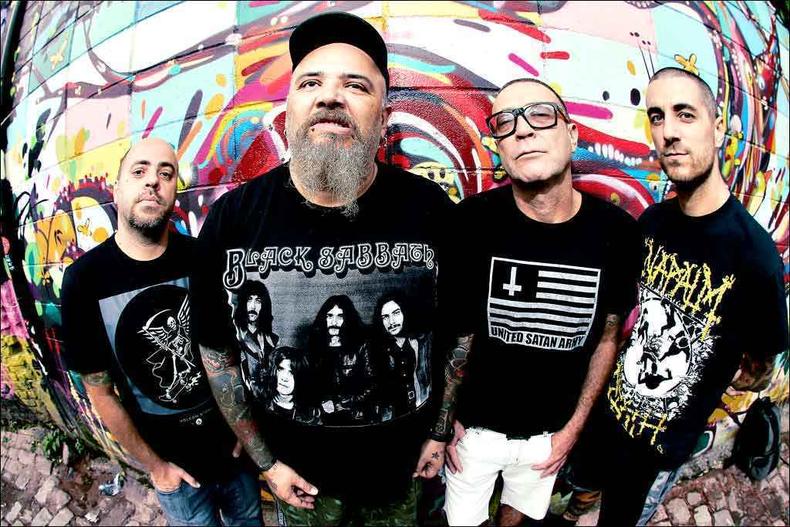 A Ratos de Porão subirá ao palco no Uai Festival, em Mariana: o disco Brasil, que completa 30 anos, segue mais atual do que nunca (foto: Wander Willian/Divulgação) A Ratos de Porão subirá ao palco no Uai Festival, em Mariana: o disco Brasil, que completa 30 anos, segue mais atual do que nunca (foto: Wander Willian/Divulgação)
