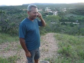Ant�nio Edson atravessa rio e sobe montanha para conseguir se comunicar(foto: Luiz Ribeiro/DA Press )