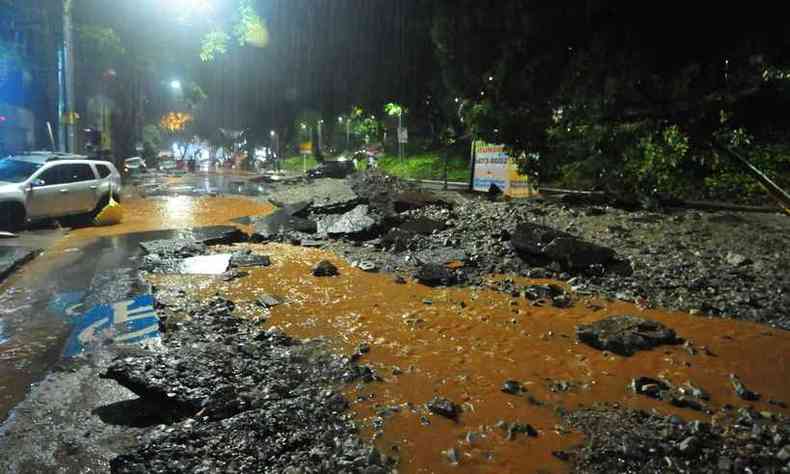 Praa da Rua Marlia de Dirceu ficou destruda no Lourdes(foto: Tlio Santos/EM/D.A Press)