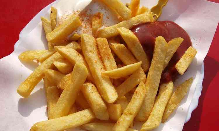 poro de batata frita com ketchup