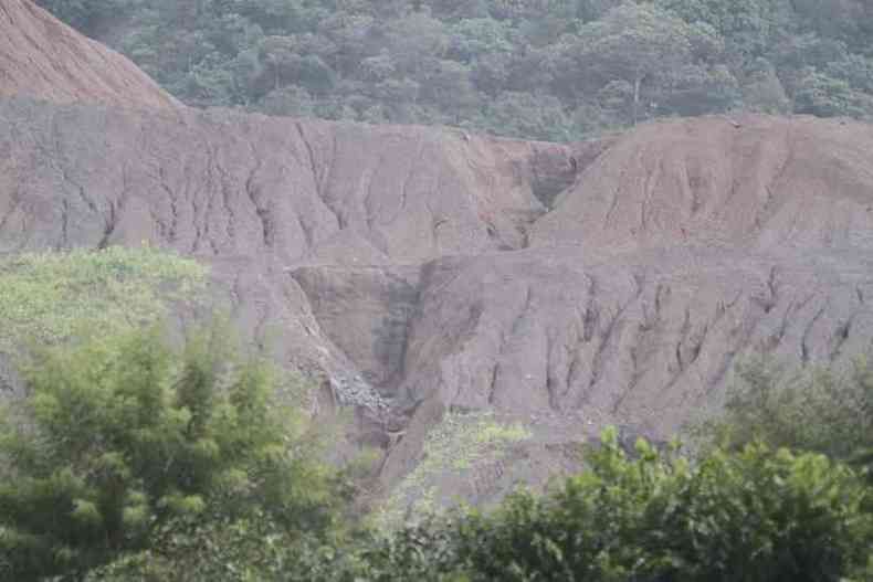 Pilha de Sap que estoca rejeitos e est coberta de eroses profundas na mina Crrego do Stio, da AngloGold Ashanti, em Santa Brbara 