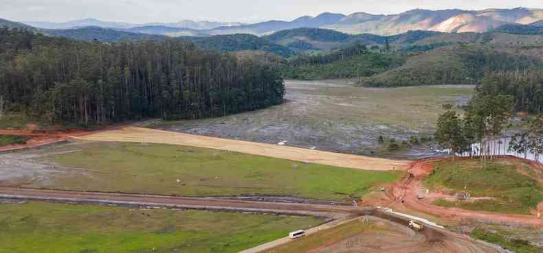 Foto aérea do Dique 5 da barragem de pntal em Itabira que foi descomissionado desmantelado 