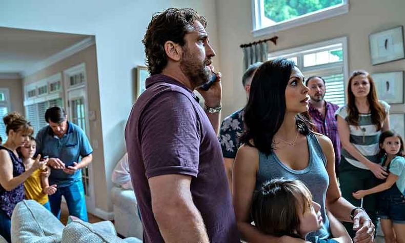 Gerard Butler e a brasileira Morena Baccarin interpretam um casal em crise, às voltas com a iminente destruição do planeta(foto: Diamond Filmes/divulgação) Gerard Butler e a brasileira Morena Baccarin interpretam um casal em crise, às voltas com a iminente destruição do planeta(foto: Diamond Filmes/divulgação)