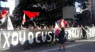 Manifestantes fecham a Avenida Afonso Pena, no sentido Mangabeiras(foto: Reproduo/Blac Bloc-BH/Facebook )