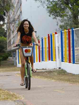 Jade Arajo usa uma bicicleta compartilhada diariamente para se deslocar pela cidade(foto: Ana Rayssa/CB/D.A Press)