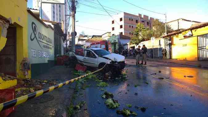 Carro invade loja em acidente entre Fox e uma picape Estrada no Bairro Concrdia, em BHLeonardo Alvarenga 