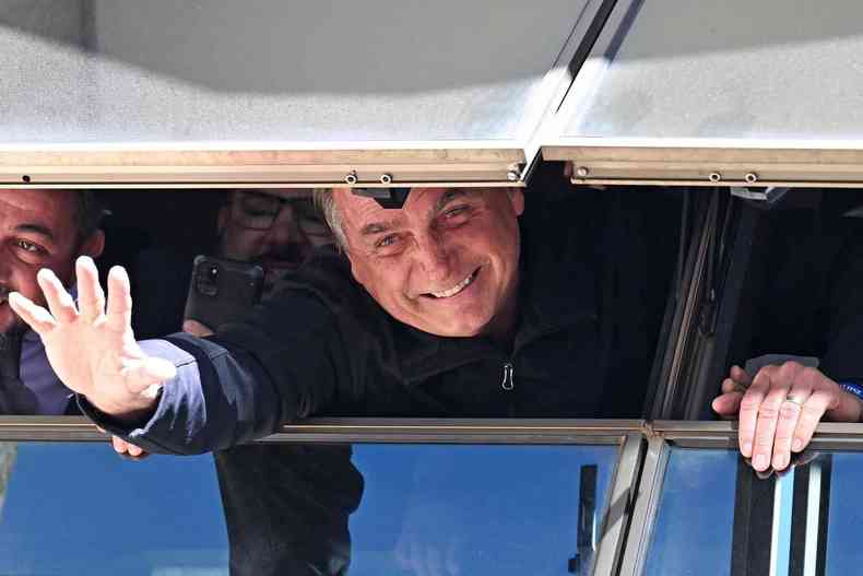 Bolsonaro acena da janela 