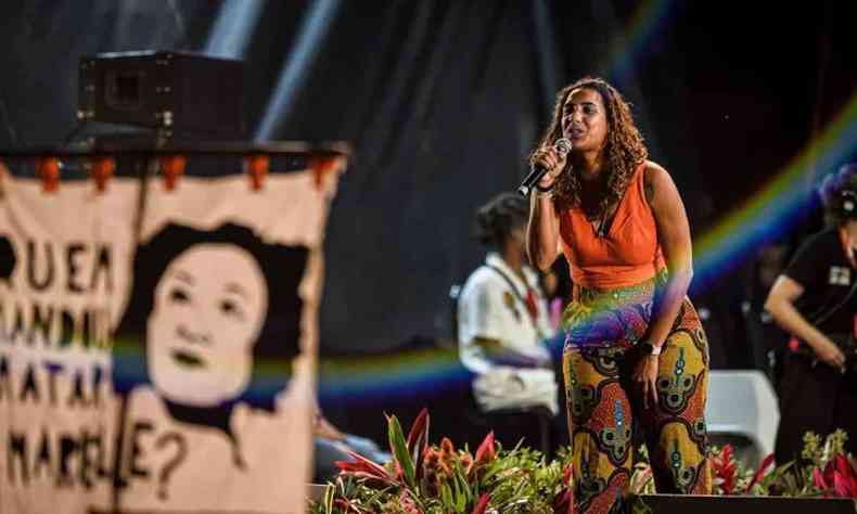Anielle Franco em discurso no Rio de Janeiro em julho de 2022,  esquerda  possvel ver um cartaz com a imagem de Marielle Franco e os dizeres: quem mandou matar Marielle?