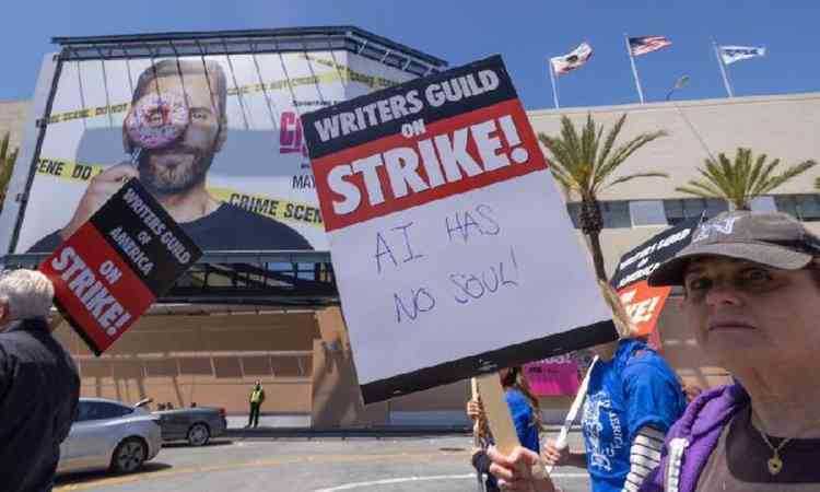Cartaz presente na greve dos roteiristas de Hollywood diz: 'A inteligncia artificial no tem alma'