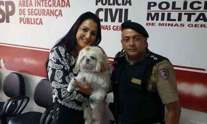 Dona dos cachorros ficou muito feliz com o resultado do trabalho conjunto das polcias Militar e Civil(foto: Polcia Militar/Divulgao)