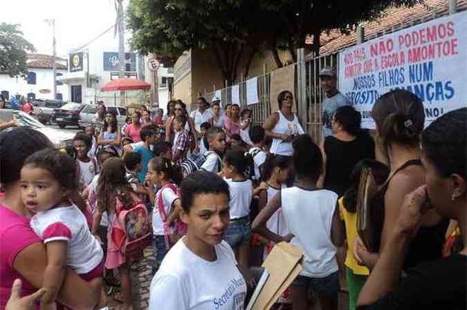 Protesto dos pais na porta da Escola Estadual Jos Bento Nogueira em Minas Novas(foto: Claudia Souza)