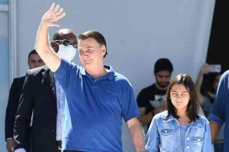 Presidente Jair Bolsonaro (sem partido), de mos dadas com a filha Laura