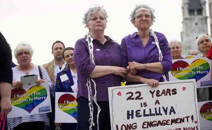 Casal Delma e Peg Welch, em passeata no estado norte-americano da Pensilvnia aps queda de proibio do casamento do mesmo sexo(foto: Mark Makela/Reuters)