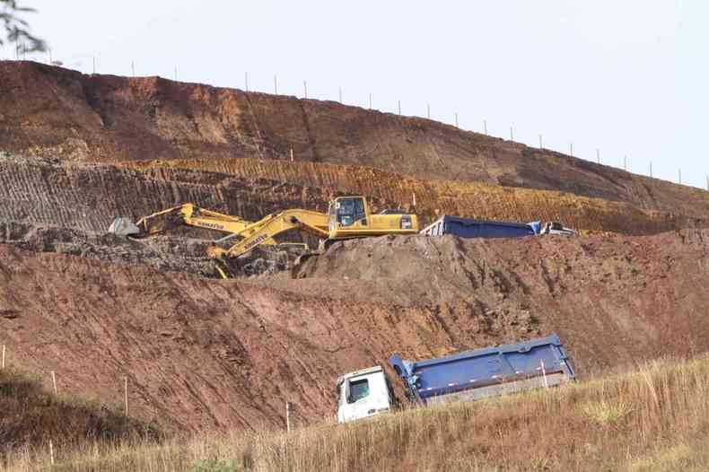 Escavadeira e caminhão trabalham em lavra da Mina Boa Vista da Gute Sicht em área tombada da Serra do Curral